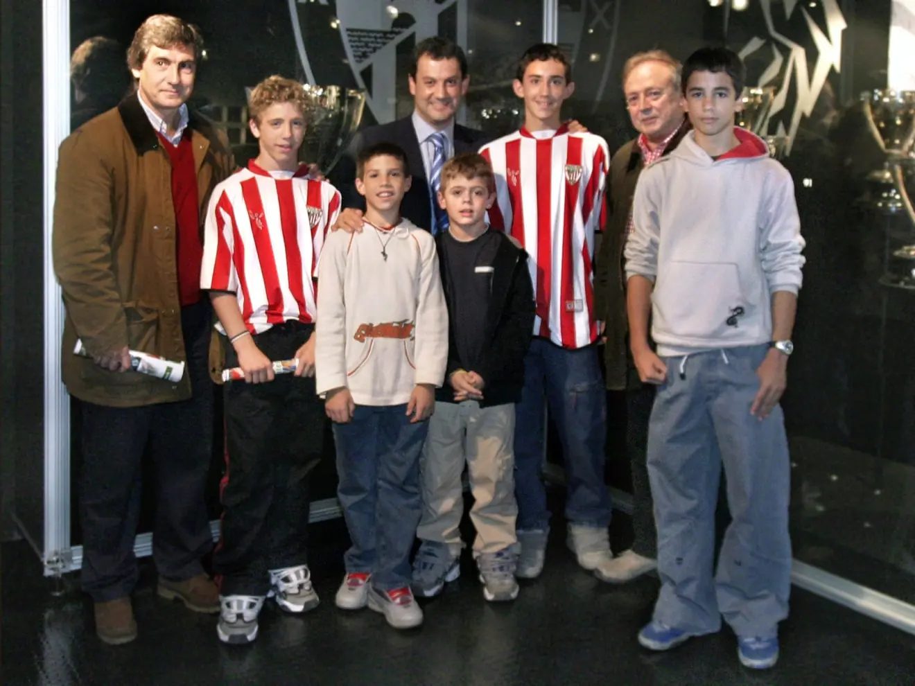Koldo Asua, a la derecha, con Lamikiz y Noriega, además de varios jugadores de cantera, entre ellos Iker Muniain