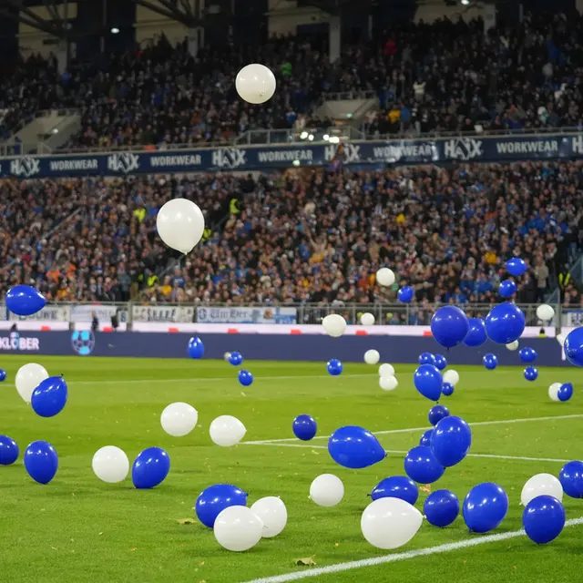 Blau-Weiße Luftballons verzögerten den Anpfiff in Darmstadt