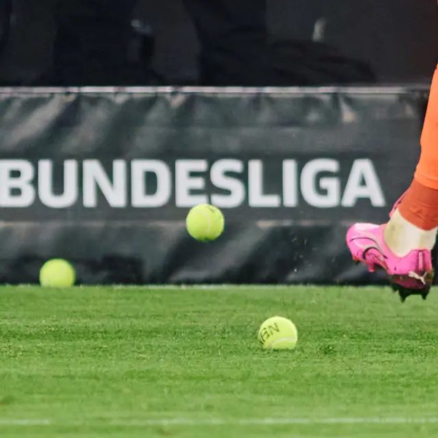 Tennisbälle 2024 auf dem Rasen bei Protesten von Fans in der Bundesliga
