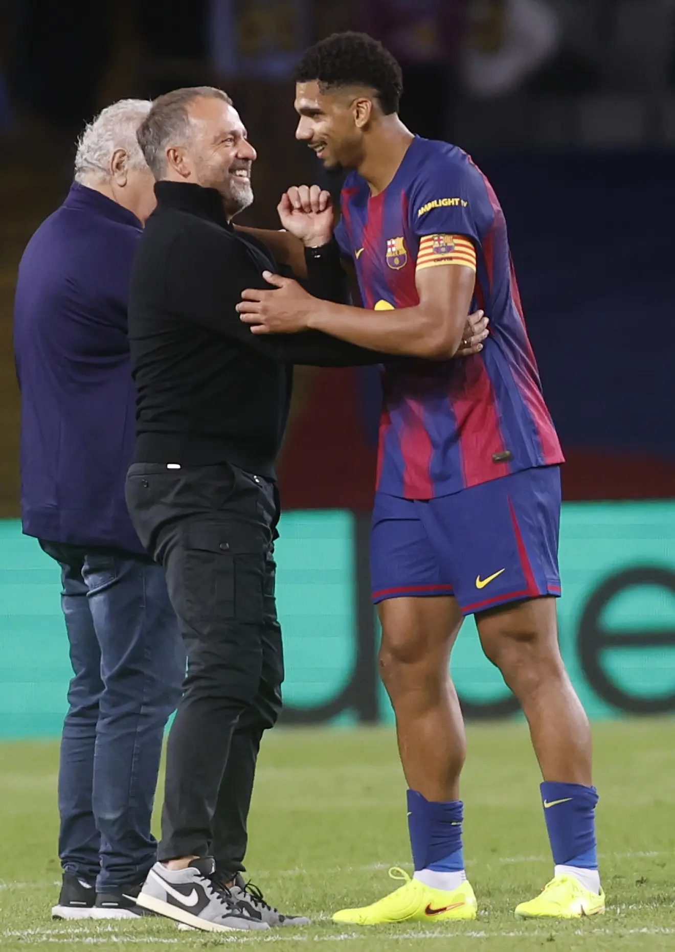 Hansi Flick y Ronald Araujo.