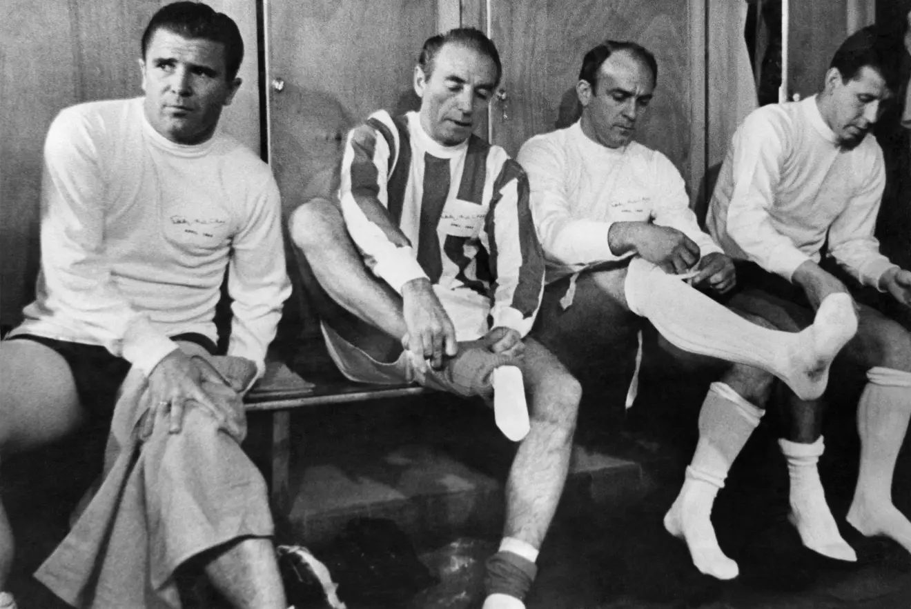 Stanley Matthews, en su despedida, con Ferenc Puskas y Alfredo di Stefano