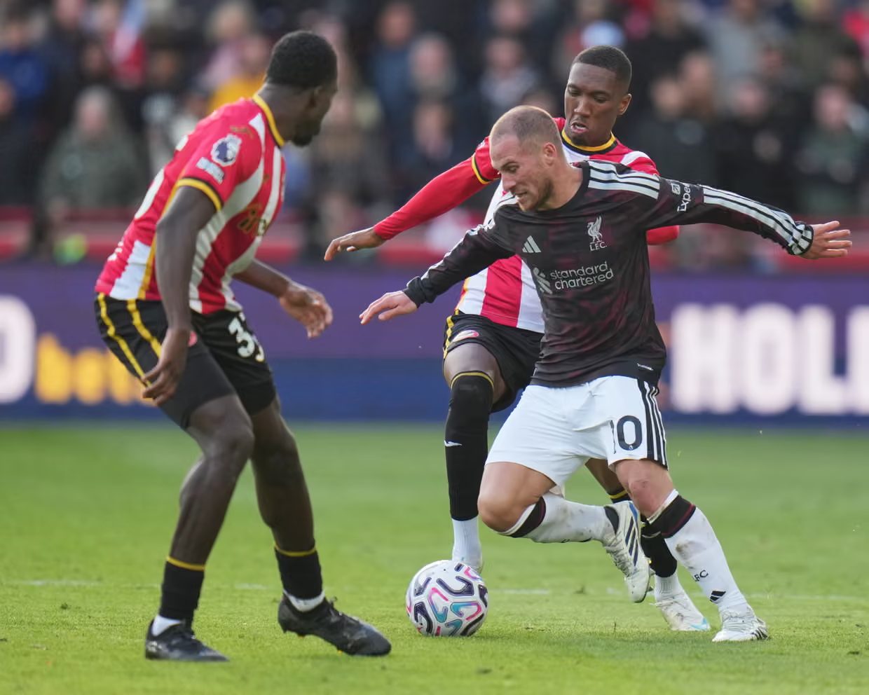 Alexis Mac Allister on the ball against Brentford