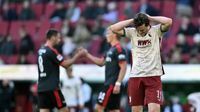 Der Augsburger Michael Gregoritsch (r.) schaut nach dem Remis gegen Union Berlin enttäuscht zu Boden